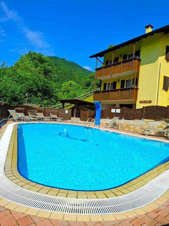 Ferienwohnung für 6 Personen, mit Ausblick und Pool sowie Balkon