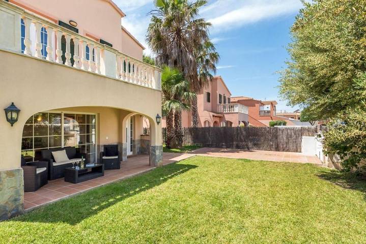 Villa pour 8 personnes, avec piscine ainsi que jardin et balcon à Cala Blanca - 4