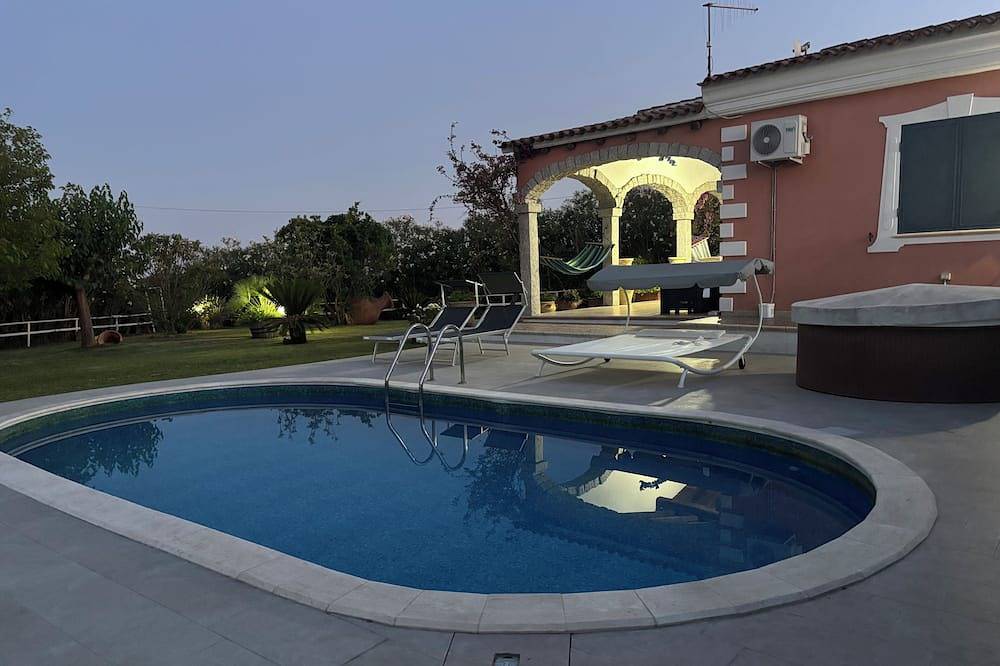 Villa mit privatem Pool, großer Liegewiese, alle mit Meerblick. in Orosei, Nuoro Provinz