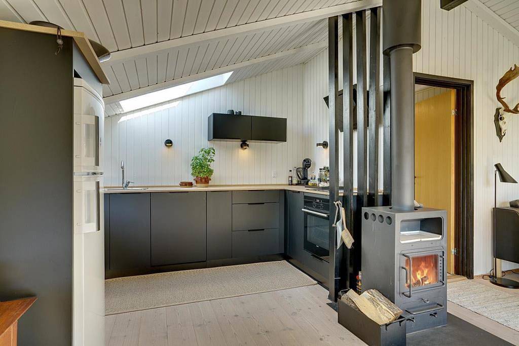 Total gennemrenoveret sommerhus beliggende på adressen Sydskrænten 9 i Jegum Ferieland. in Jegum, Jegum Ferieland