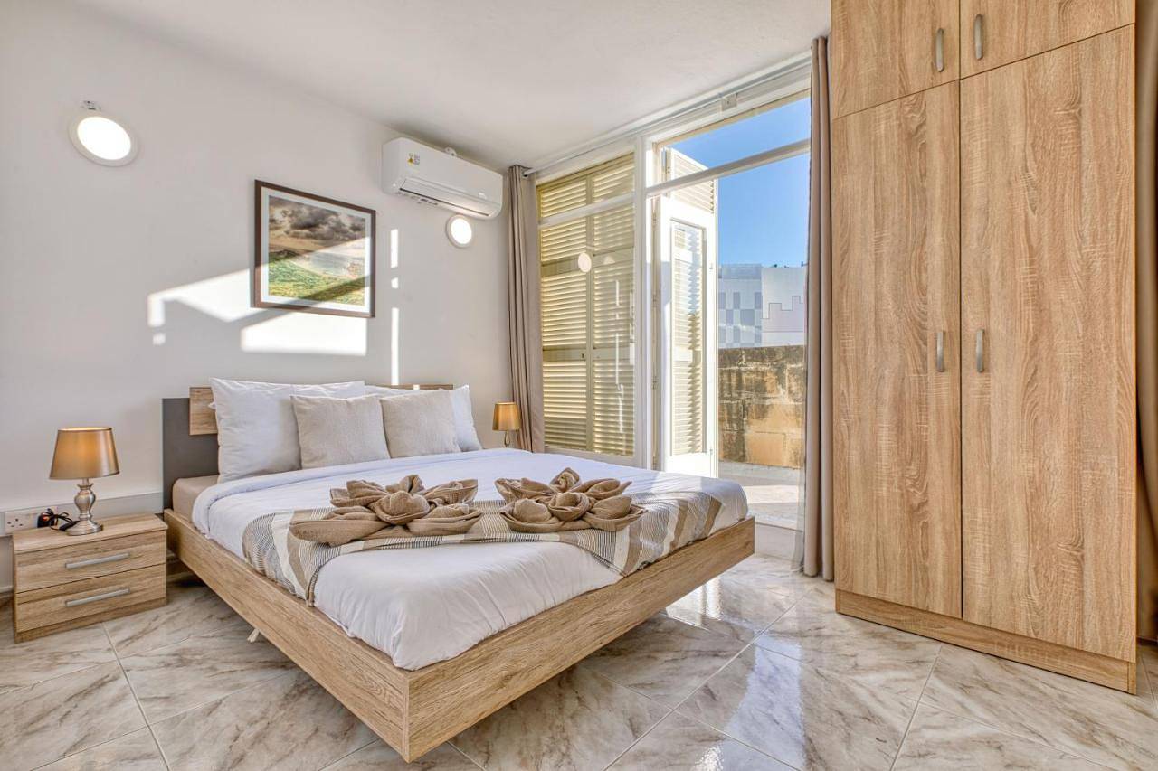 Luxury Villa Sea Views Heart of St Julians in Paceville, San Giljan