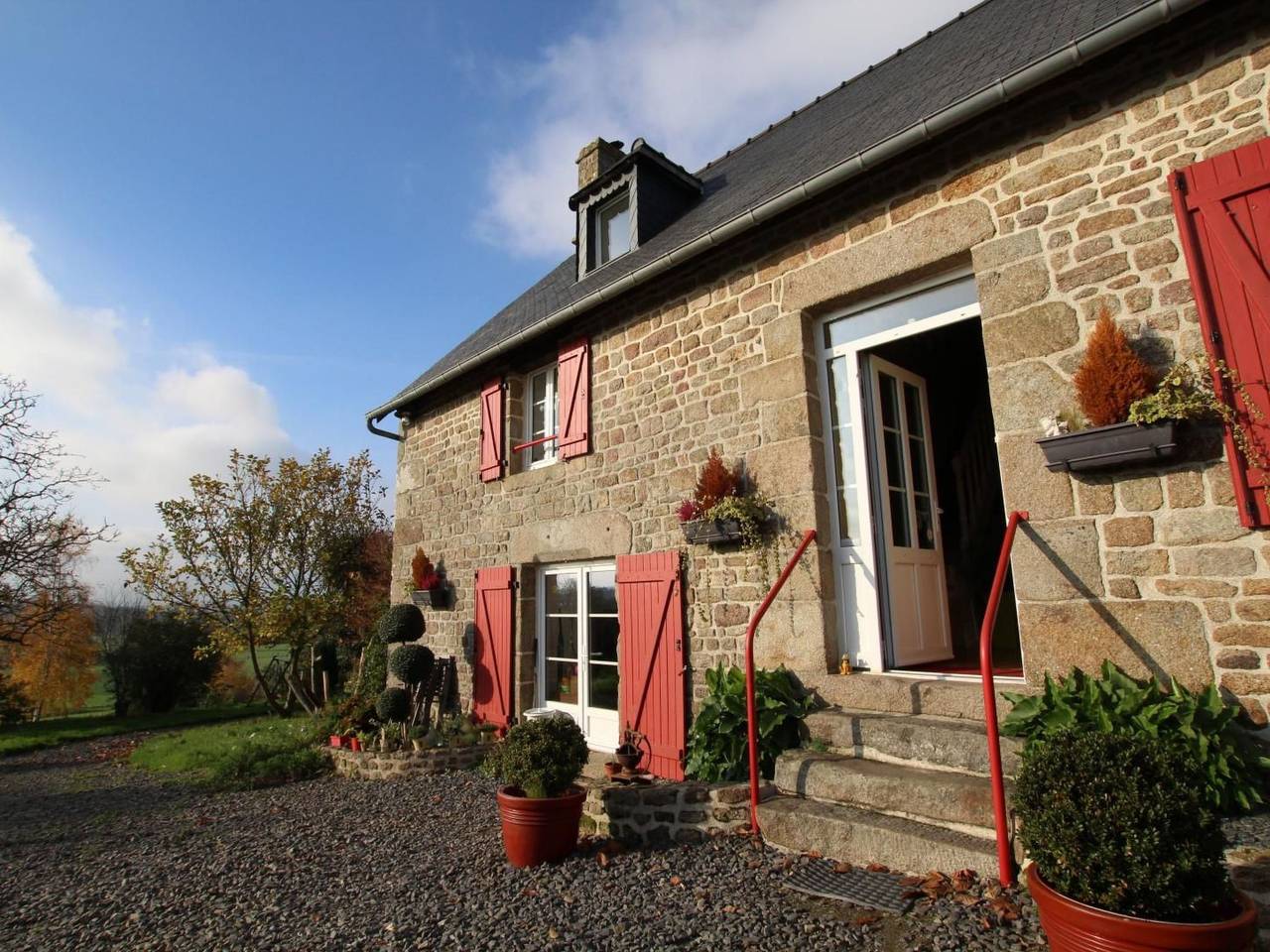 Entire holiday apartment, Zimmer Aux Anges in Saint-Laurent-de-Terregatte, Avranches region