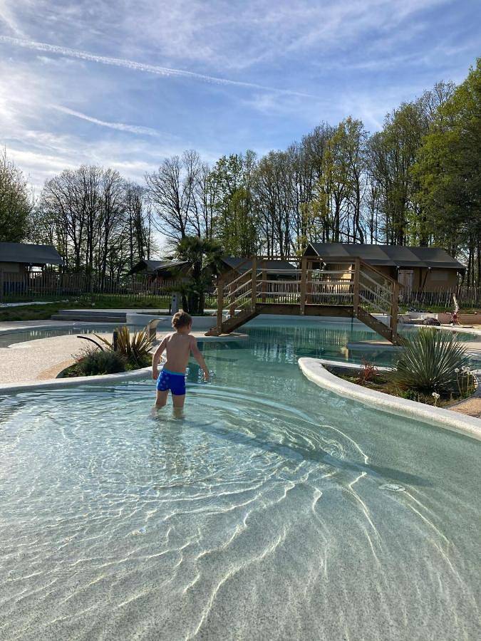 Location de vacances pour 6 personnes, avec terrasse et piscine ainsi que jardin et vue à Dun-le-Palestel