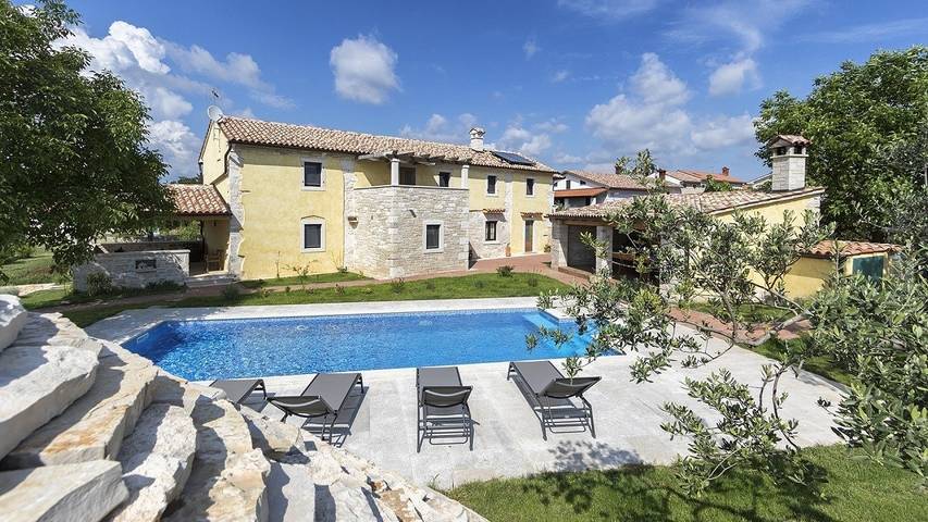 Ferienhaus für 12 Personen, mit Pool und Garten, mit Haustier