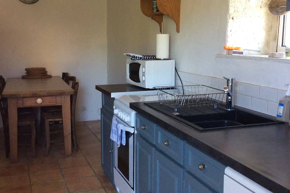 Farmhouse - Traditional Farmhouse near La Rochelle. beaches 20 mins and a pool. in Landrais, Région de Rochefort