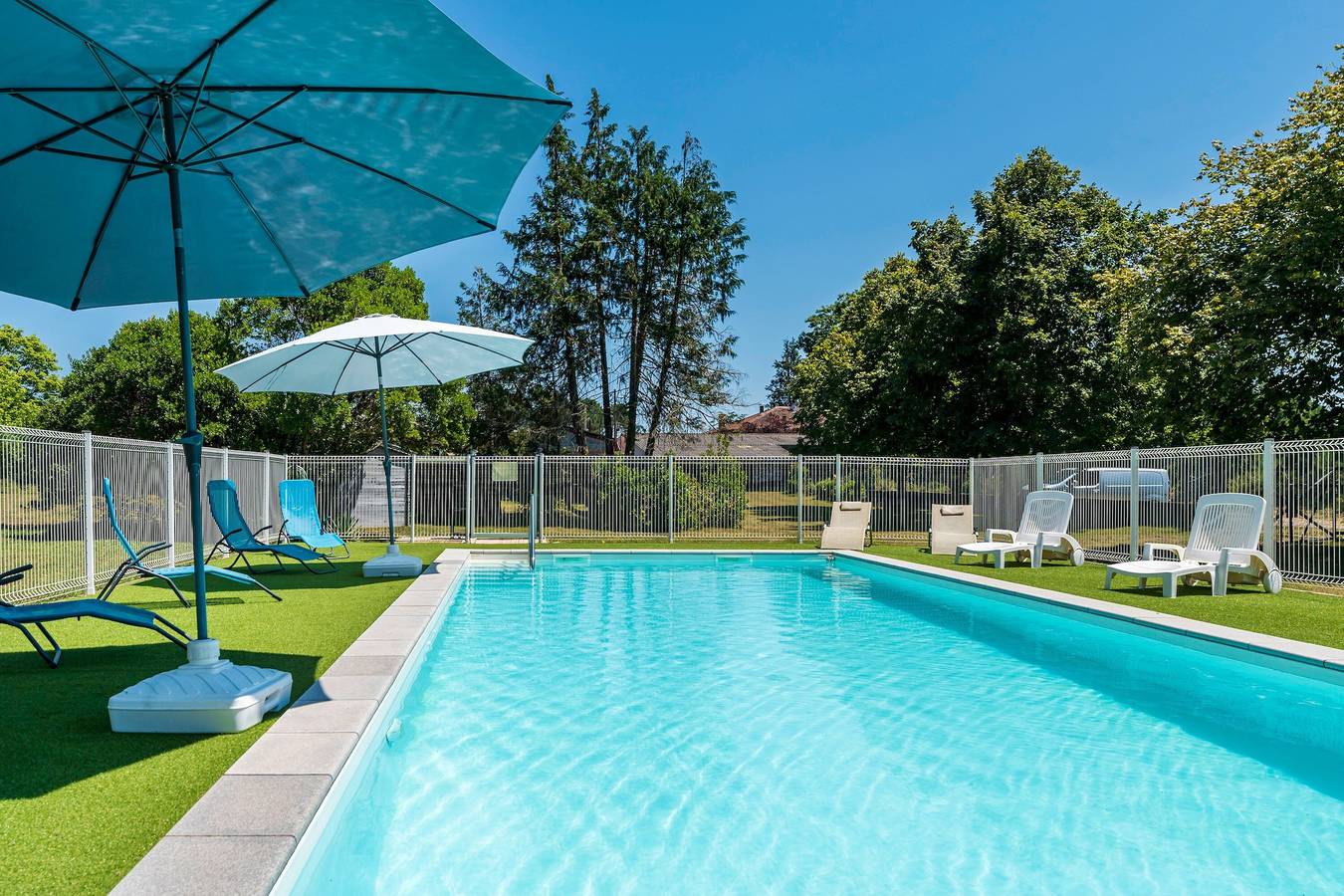 Lodge 1 avec piscine partagée, terrasse privée et jardin commun in Lesperon, Landes