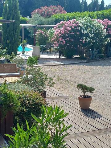 Gîte pour 4 personnes, avec piscine et vue ainsi que bassin pour enfant et jardin, animaux acceptés à Aramon
