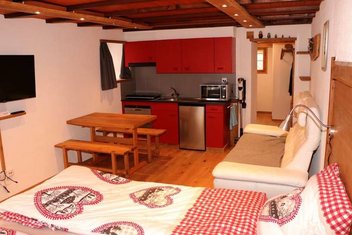 Ferienwohnung für 2 Personen, mit Terrasse und Garten sowie Ausblick in Ernen - 2