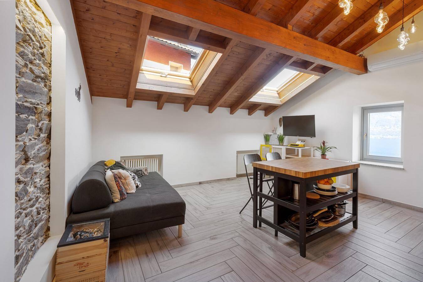 Geheel appartement, Appartement 'Casa Valy' met uitzicht op het meer, Wi-Fi en airconditioning in San Bartolomeo (Cannobio), Gemeente Cannobio