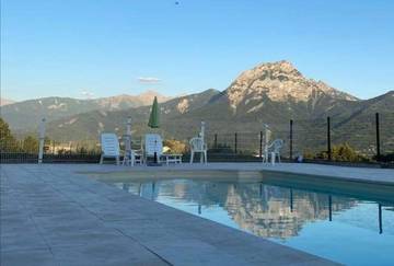 Gîte pour 2 personnes, avec terrasse ainsi que vue et piscine à Prunières