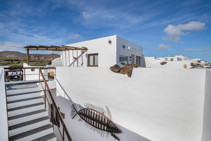 Entire apartment, Vacation Apartment 'Magma' with Sea View, Wi-Fi and Air Conditioning in Punta de las Mujeres, Haría