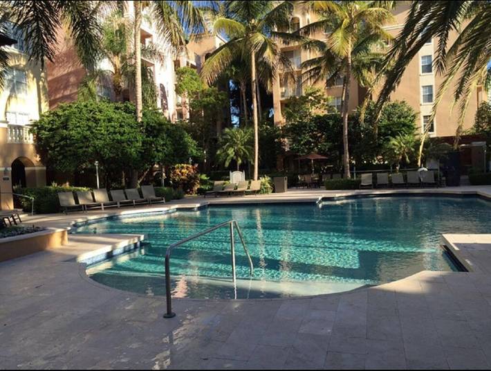 Vacation rental for 7 people, with pool and terrace as well as hot tub in Aventura FL