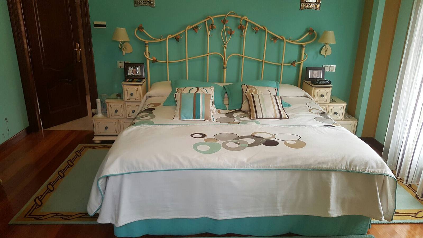 „Alojamientos Marte Zimmer 4“ mit gemeinsamer Terrasse und Garten in Torrelavega, Kantabrische Küste