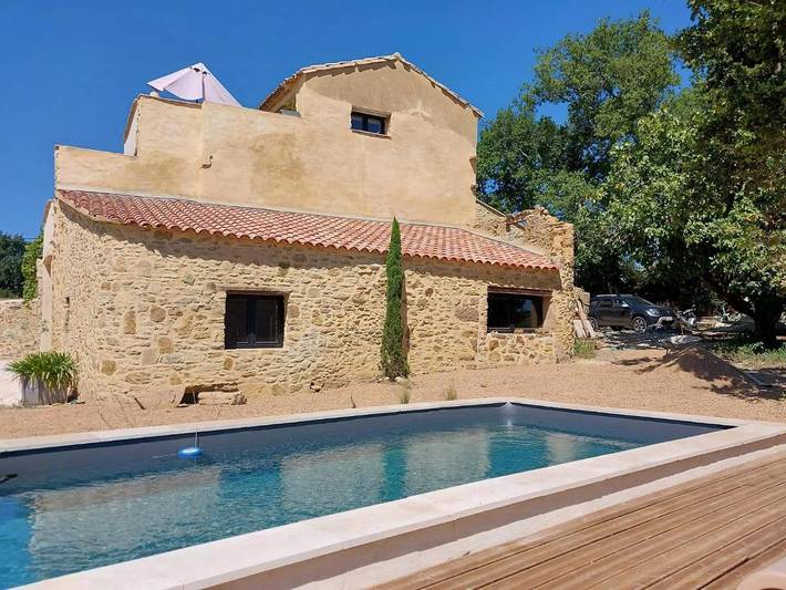 Location de vacances pour 14 personnes, avec terrasse ainsi que jardin et piscine, animaux acceptés à Pougnadoresse