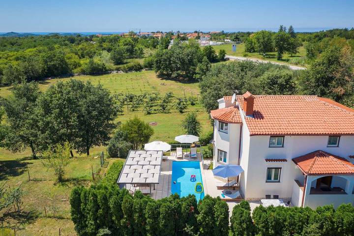 Villa für 10 Personen, mit Pool und Garten sowie Balkon - 1