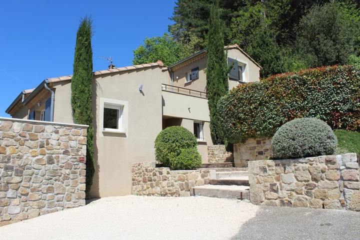 Location de vacances pour 10 personnes, avec vue et jardin ainsi que balcon et piscine à Ucel - 2