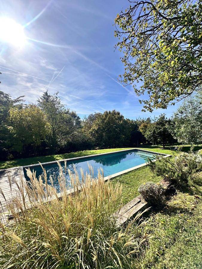 Location de vacances pour 14 personnes, avec jardin et piscine ainsi que vue et terrasse, adapté aux familles à Saint-Pierre-de-Bailleul