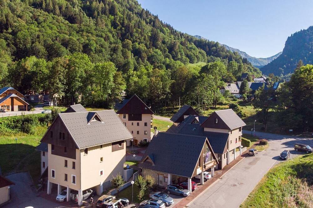 Tranquil Alpine Nest: Family Apartments Close to Nature & Outdoor Activities in Saint-Colomban-des-Villards, Saint-Jean-de-Maurienne region