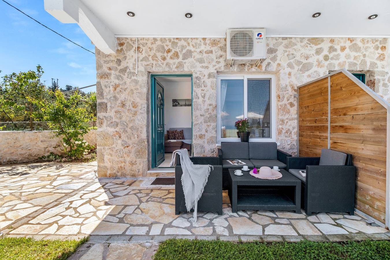 Entire apartment, Holiday Apartment 'Deluxe Double Room 7' with Sea View, Shared Pool & Wi-Fi in Greece