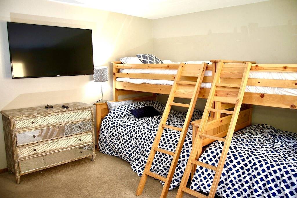 The Bear Slumbers in Big Bear, spa, Wifi, foosball, pool/ping-pong in Big Bear Lake, San Bernardino County