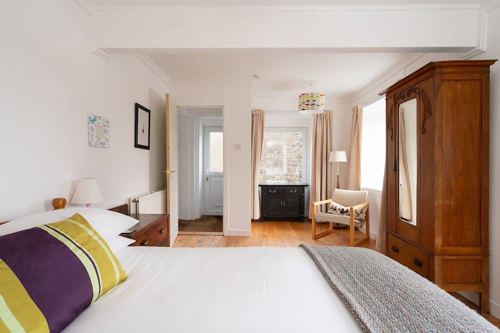 Castle Cottage. View of Aros Castle. 2 Bedrooms. Sleeps 3. in Argyll & Bute