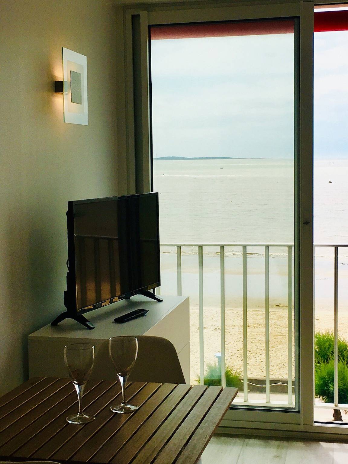 Studio entier, Studio 'Merveilleux Studio Face La Mer' (en anglais) in Royan, Côte de Beauté
