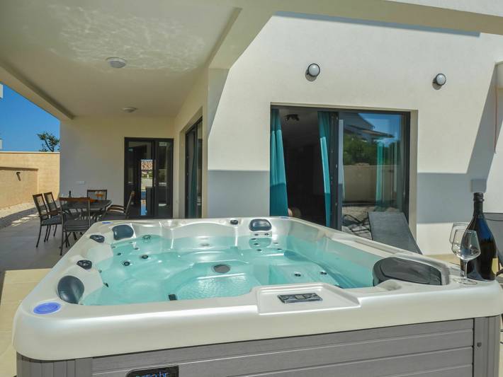 Villa pour 6 personnes, avec jardin et jacuzzi, animaux acceptés à Tisno - 2