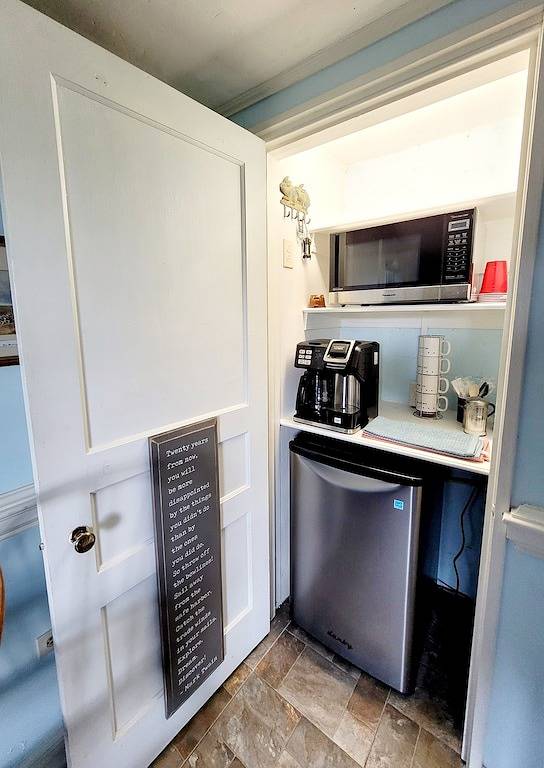 Cottage on quiet farm close to town and wineries in Albemarle County