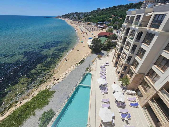 Ferienwohnung für 3 Personen, mit Terrasse und Pool sowie Ausblick, mit Haustier am Goldstrand