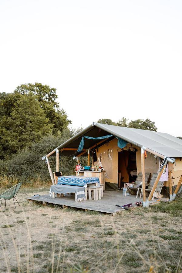 Tente pour 4 personnes, avec sauna et jacuzzi ainsi que jardin et piscine