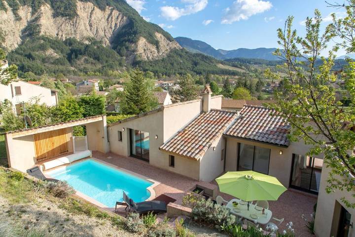 Villa pour 9 personnes, avec jardin et vue ainsi que terrasse et piscine, animaux acceptés