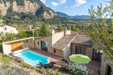 Cottage pour 9 personnes, avec piscine et terrasse ainsi que jardin et vue, animaux acceptés à Châtillon-en-Diois