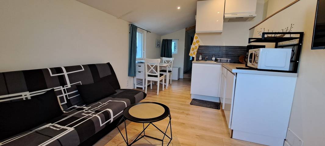 Ganze Wohnung, Ferienhaus 'Ty Melen' mit Gemeinschaftsterrasse, Gemeinschaftsgarten und WLAN in Locmiquélic, Côte des Mégalithes