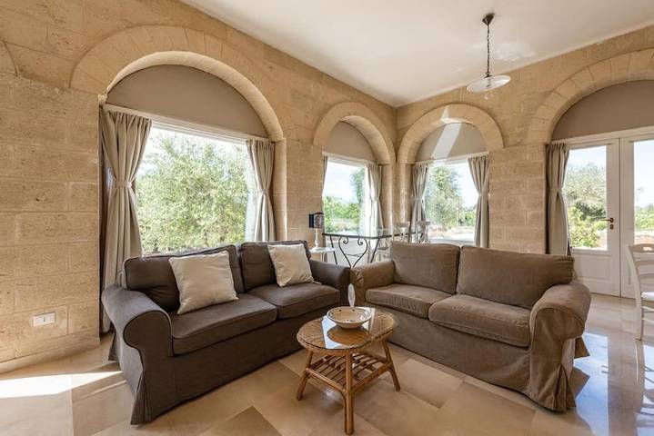 Location de vacances pour 4 personnes, avec vue ainsi que jardin et piscine, adapté aux familles à Antonelli