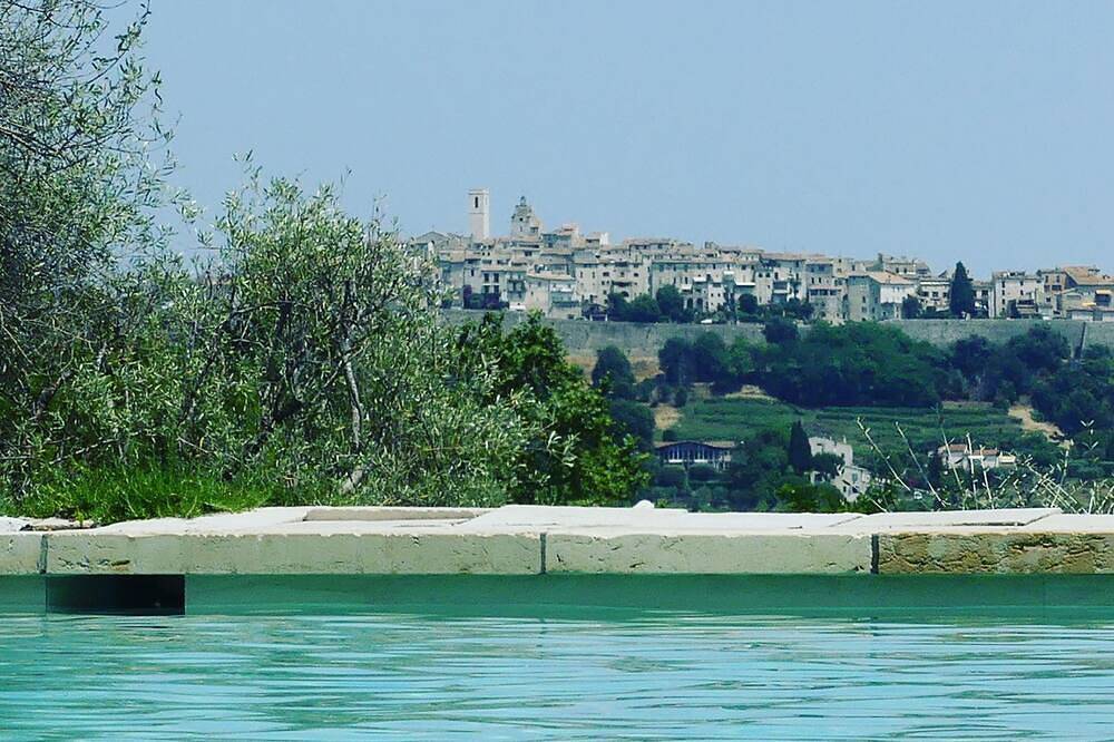 Entire apartment, Private resort style living with spectacular views near Saint Paul de Vence in La Colle-sur-Loup, Cannes region