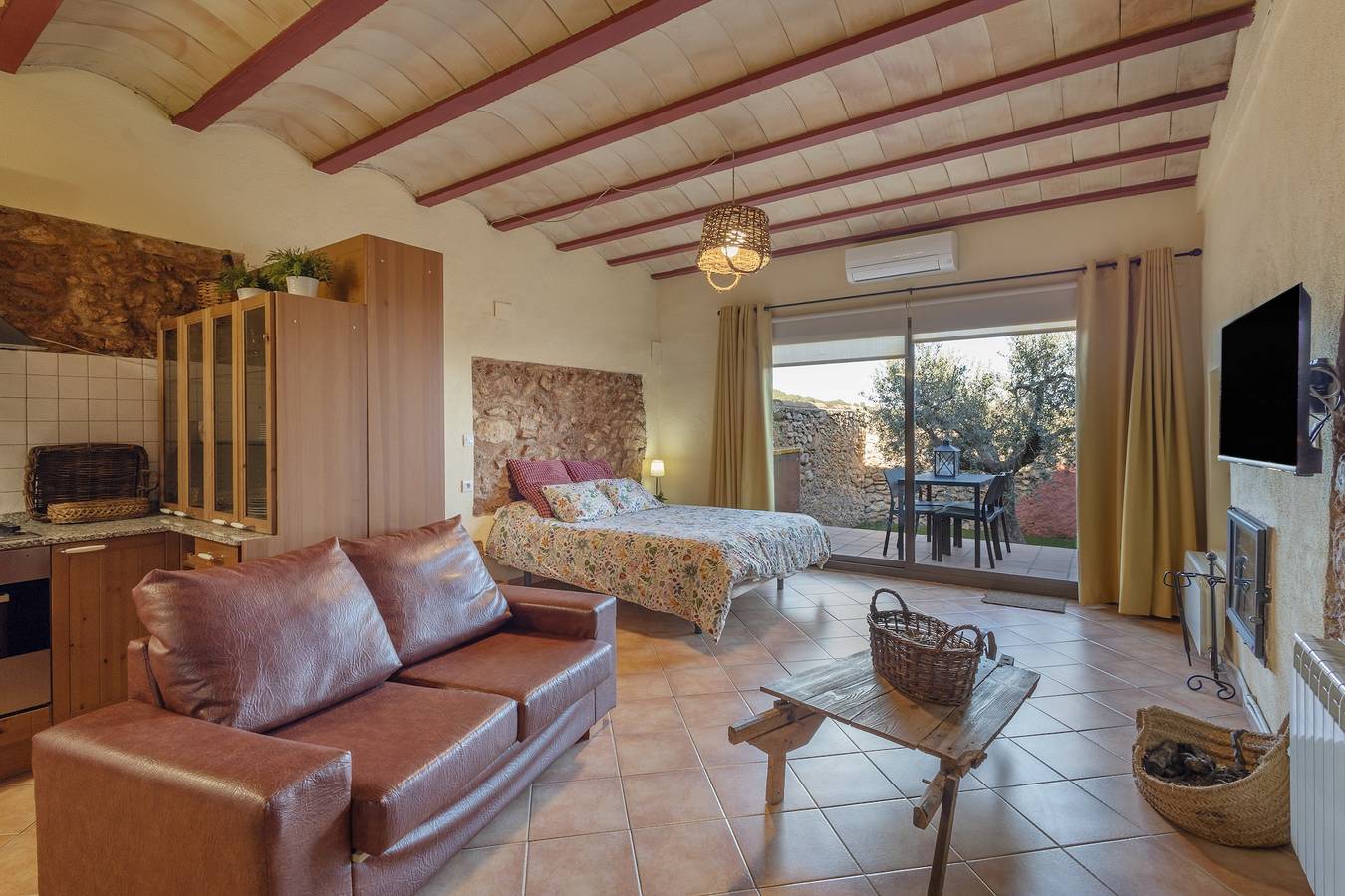 Holiday Home 'Loft Rural Orenetes Ideal Parejas' with Mountain View, Wi-Fi and Air Conditioning in Sant Jaume dels Domenys, Penedes DO