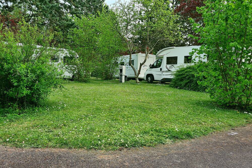 Electrified Camping Pitch in Bessé-sur-Braye, Sarthe