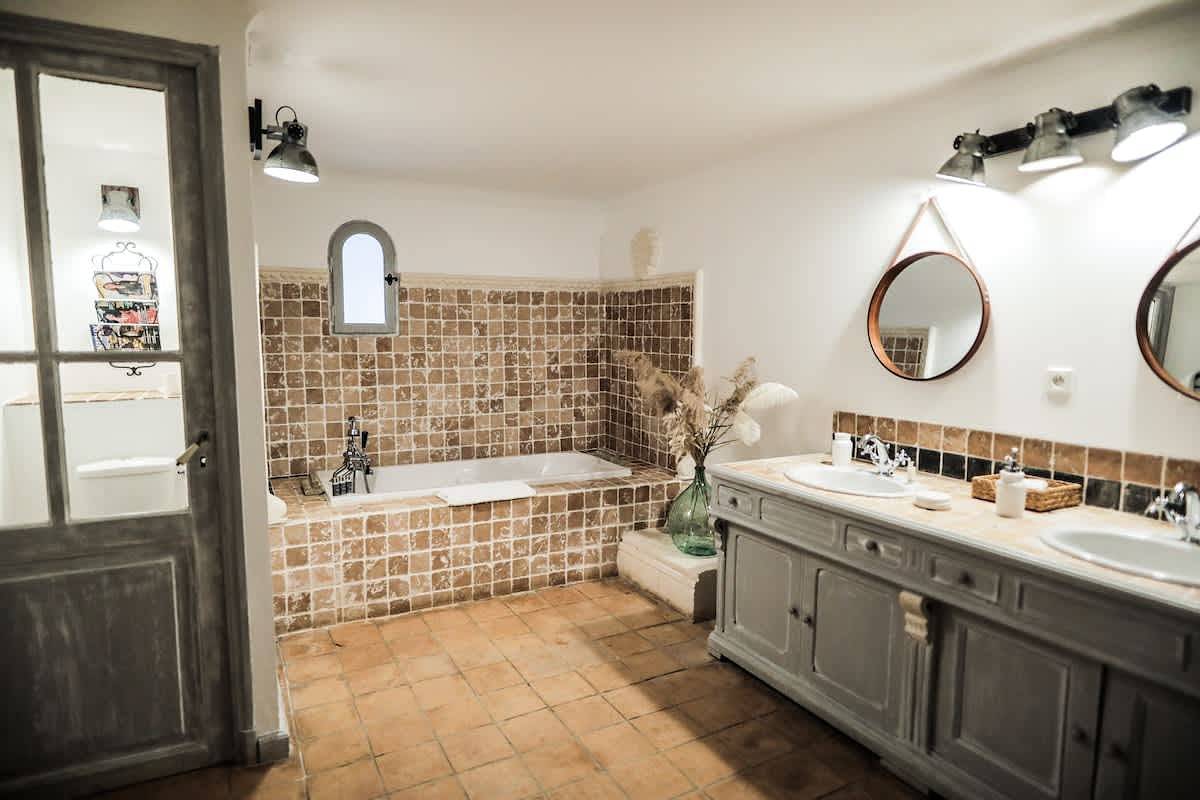 Luxury Suite, terrace, private pool and jacuzzi in Noves, Region de Arles