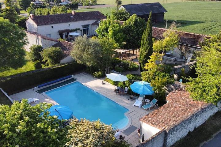 Location de vacances pour 4 personnes, avec piscine et jardin à Sérigny
