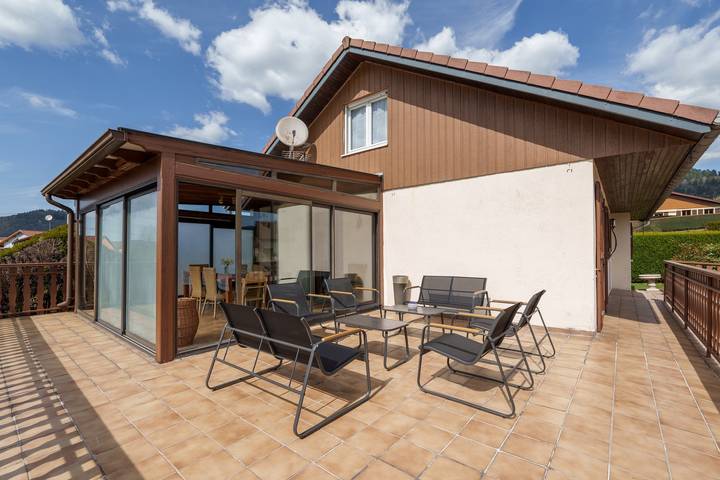 Location de vacances pour 8 personnes, avec Balcon et Terrasse ainsi que Jardin et Piscine à Ramonchamp