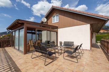 Gîte pour 8 personnes, avec jardin ainsi que piscine et balcon à Ramonchamp