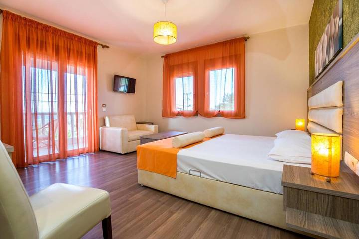 Ferienhaus für 2 Personen, mit Balkon und Terrasse sowie Garten und Pool