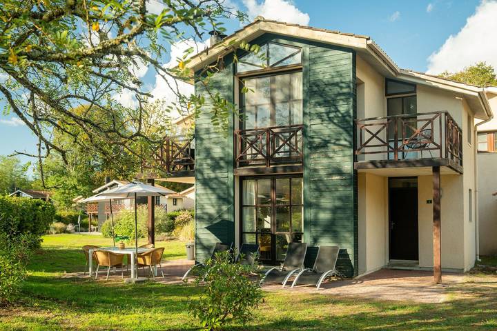Location de vacances pour 4 personnes, avec Balcon et Terrasse ainsi que Jardin et Bassin pour enfant à Salles