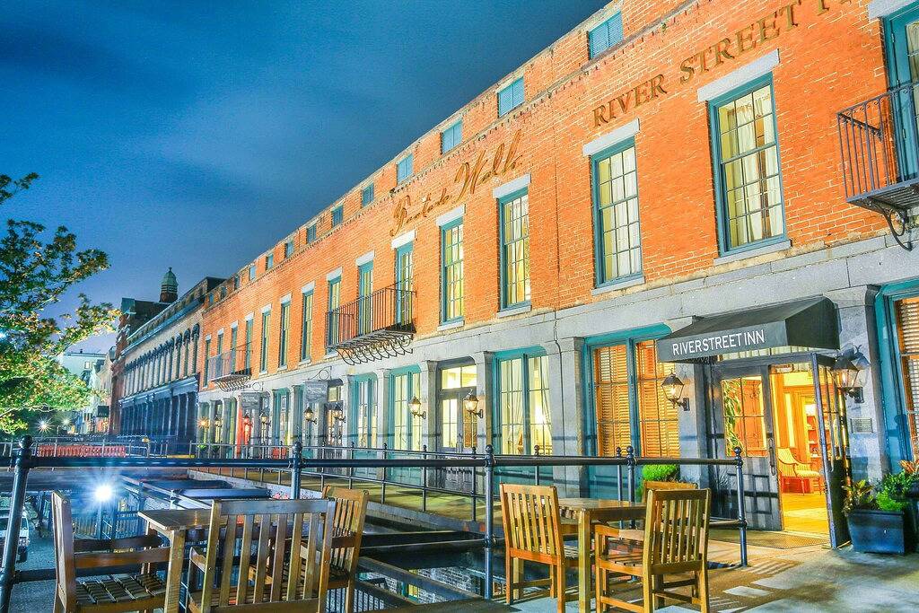 Ganze Wohnung, Aufenthalt bei Lucky Savannah: 1 Schlafzimmer mit Mittagessen von Frau Wilkes Restaurant in Savannah, Chatham County