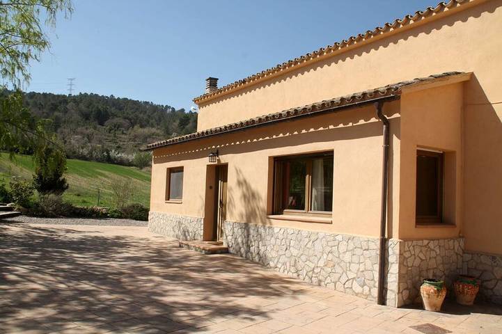 Casa de vacaciones para 22 personas, con jardín y terraza, Se admiten mascotas en La Llacuna