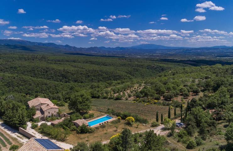 Gîte pour 2 personnes, avec jardin ainsi que piscine et terrasse
