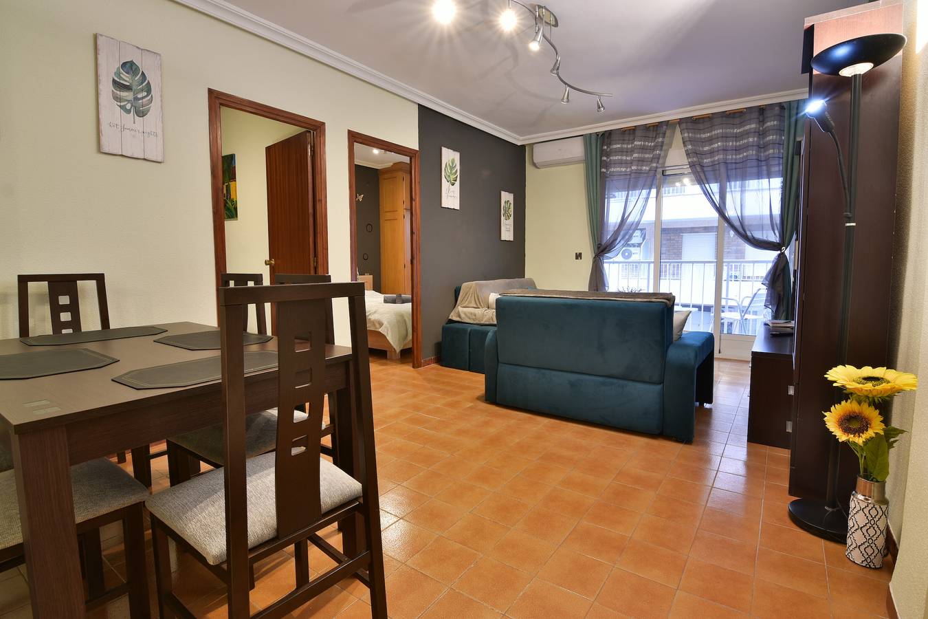 Entire apartment, Holiday Apartment "Gregorio" with Sea View, Balcony & Wi-Fi in Torrevieja, Costa Blanca