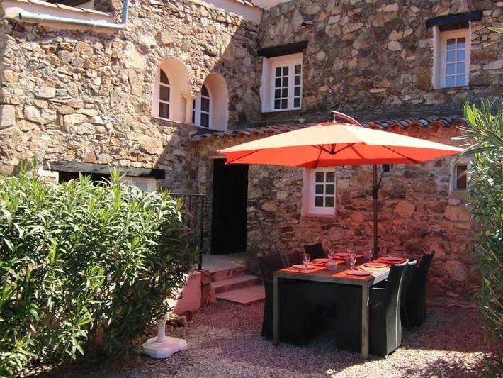 Ferienhaus für 6 Personen, mit Terrasse und Garten sowie Pool - 1