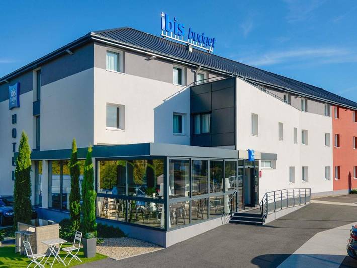 Hôtel pour 3 personnes, avec Terrasse ainsi que Jardin et Piscine à Chaintré