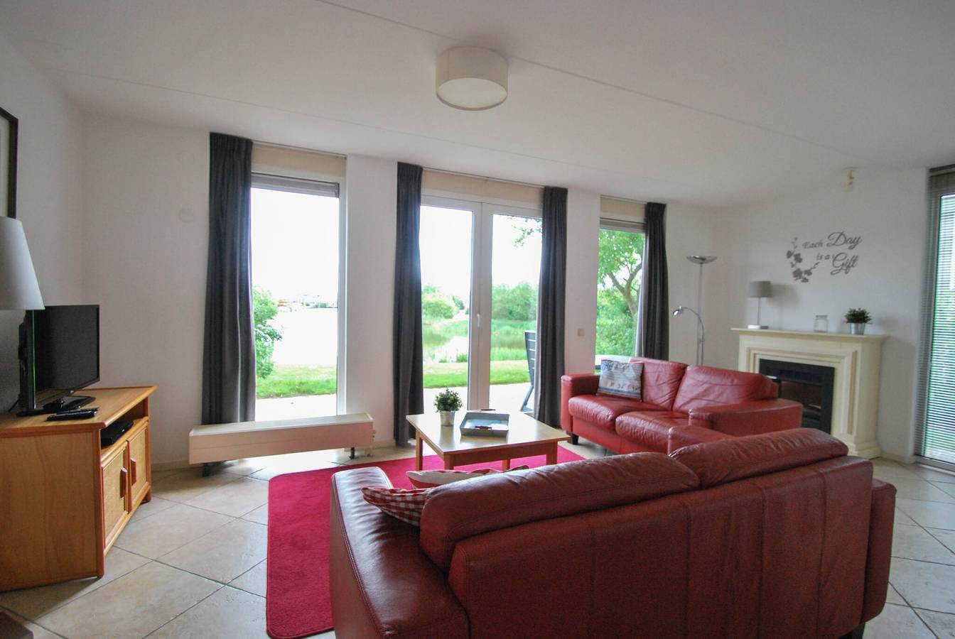 Beach Resort Makkum — Schakel with Sauna & Whirlpool - 4 persons in Makkum, Lake Ijssel